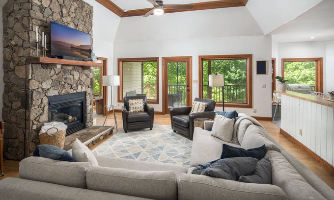 Boone House | Sleeps 12, Close to everything! w/Hot Tub