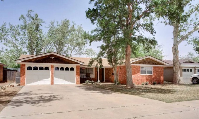 Lubbock House | Sleeps 12! Large 4BDR|2BTH Updated w/Full Kitchen Patio & Basement