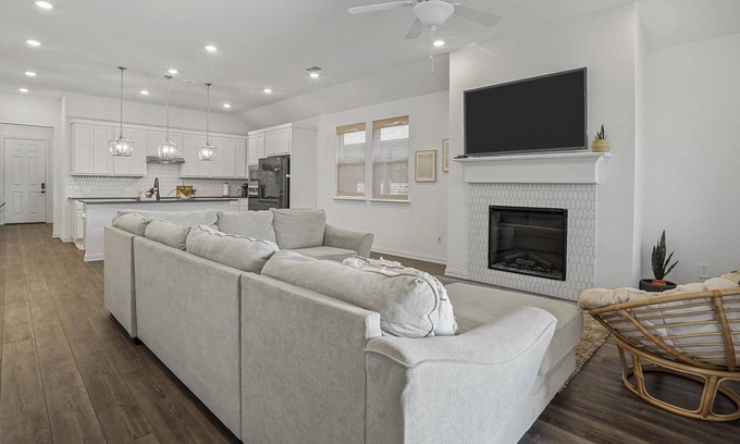 Haslet House | Sleeps 12-Private Yard-Charcoal Grill-Dog Friendly