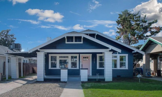 Raisin House | Sleeps 12 (w/Bunk Beds) : Pink Door Dream Home!