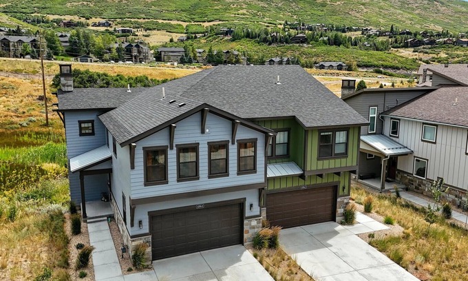 Deer Mountain House | Sleeps 14! Hot Tub-Games-Arcade & Balcony Views