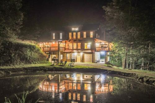 Mars Hill House | Sleeps 16 Hot Tub Sauna Dogs Welcome Ping Pong