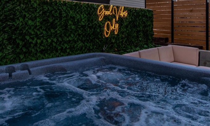 High Point House | Sleeps 17;2 mins from HPU; Hot Tub; Great for FurnitureMarket