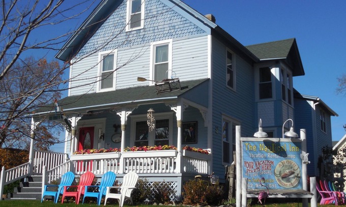 Lake Geneva House | Sleeps 17! DOWNTOWN LAKE GENEVA Fully Licensed for Weekend Rentals!
