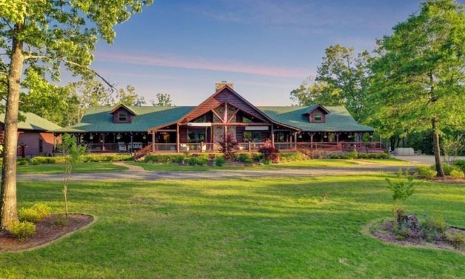 Bismarck Cabin | Sleeps 18 Premium Immersive Experience @ Upscale Luxury LogVilla ~ Hot Springs