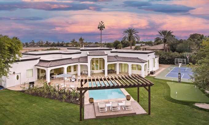 Paradise Valley Villa | Sleeps 19, 7BDR Estate! Sports Court, Putting Green, Pool | Farrier by AvantStay