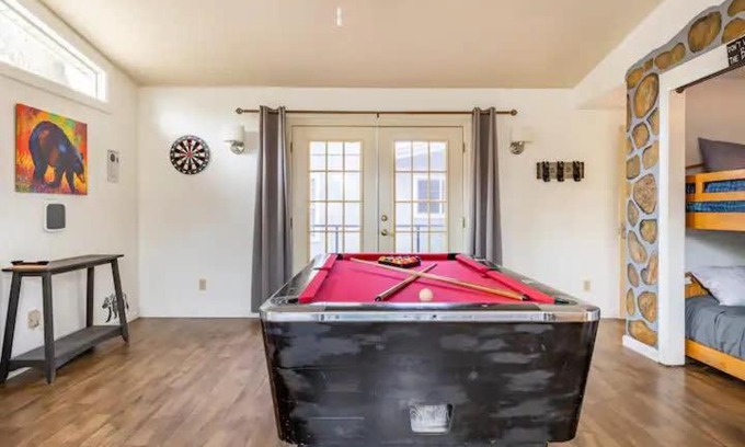 Oakhurst House | Sleeps 22 Pool table Hot Tub shuffle board darts