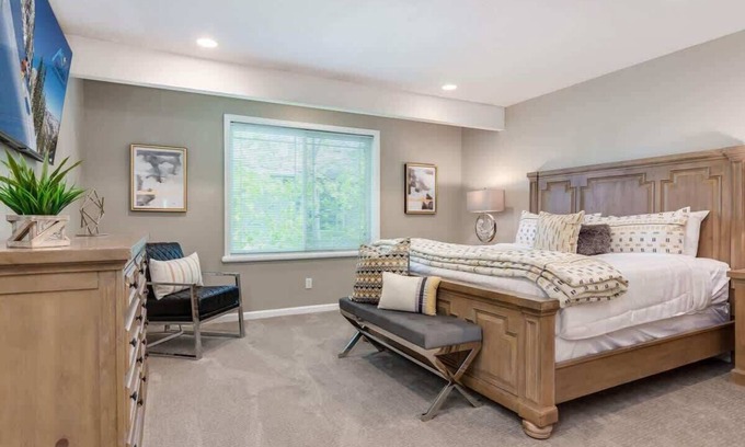 Midvale House | Sleeps 23 * 2 Hot Tubs * Fireplace * Park *Picnic