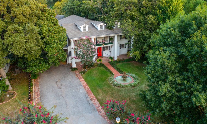 Carter Riverside House | sleeps 24–7 bedroom, 5.5 bath, King beds, central location