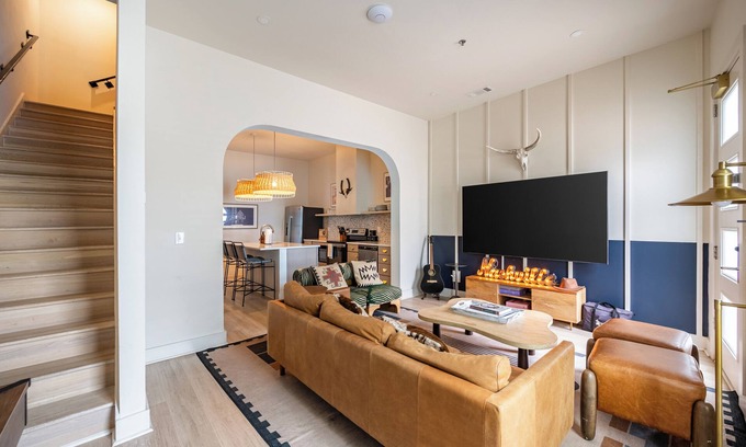 Five Points House | Sleeps 24 | Rooftop, Game Room & Outdoor Spaces | Just 10 Min to Broadway