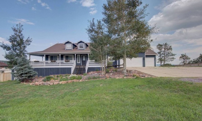 Palmer Lake House | Sleeps 25 Raspberry Mountain Farmhouse