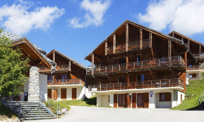La Toussuire Condo | Sleeps 3! Mountain Adventure + FREE Shuttles