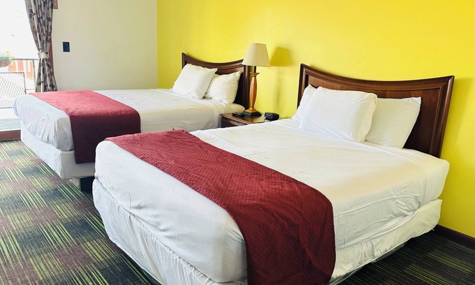 Sandusky Hotel | Sleeps 4! 2Queen Room near Cedar Point!