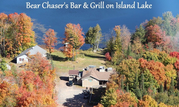 Knight Cabin | Sleeps 4- Charming Room with AC and WiFi in welcoming Hurley on Island Lake