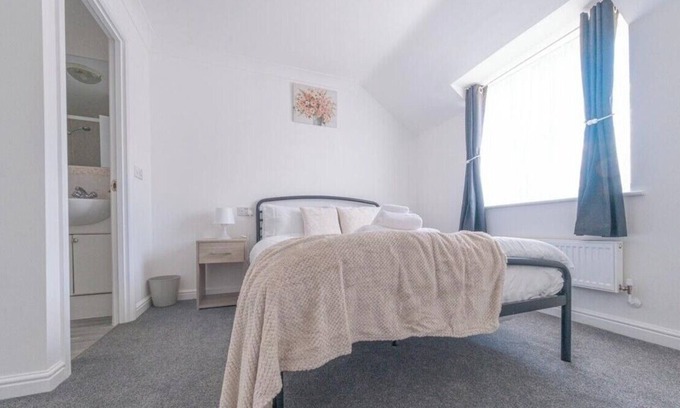 Corby House | Sleeps 5 - Private Garden- Free Parking