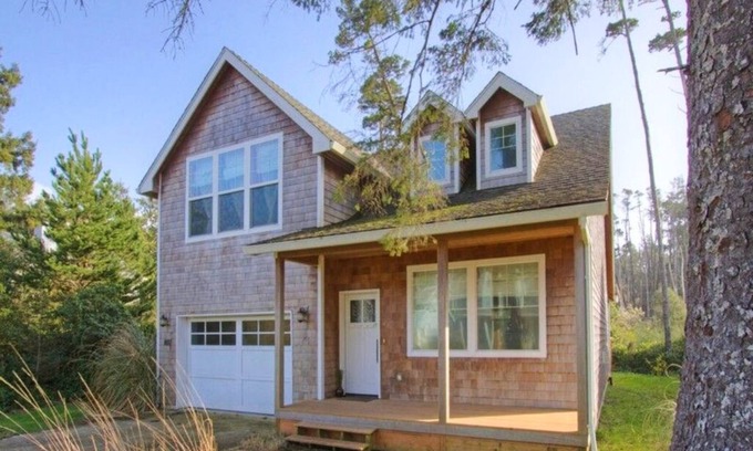 Manzanita House | Sleeps 6 adults 4 kids. One Block to the beach! Beautiful family getaway!