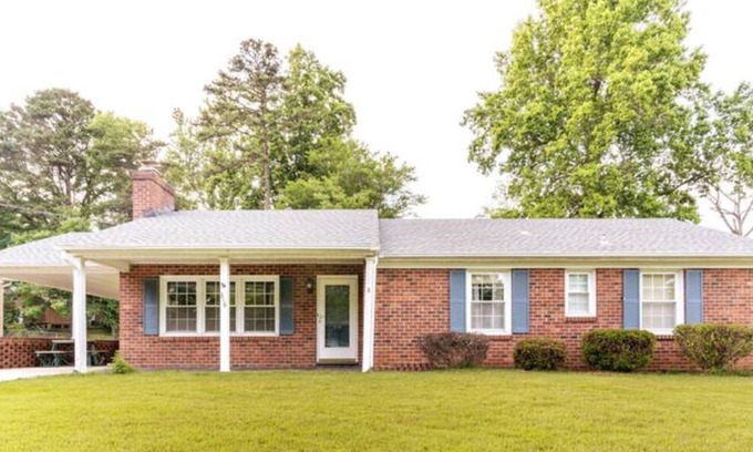 Danville House | Sleeps 6 / Central Location / Quiet / Great for Small Groups