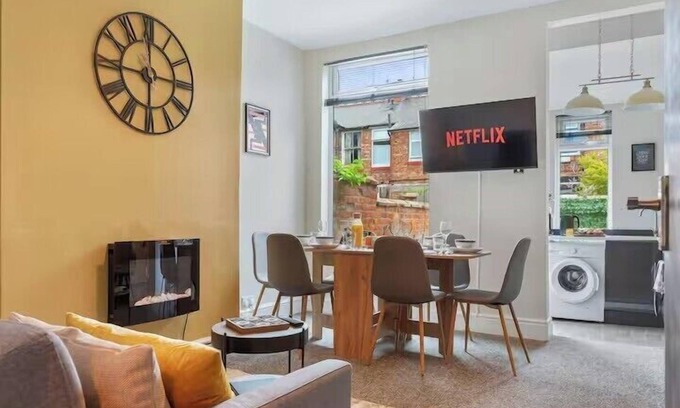 Manchester House | Sleeps 6 - Fast Wifi - Parking