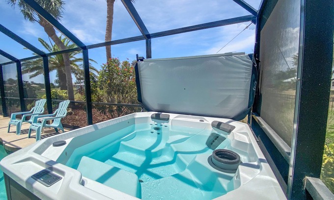 Broadmoor Villa | Sleeps 6, Hot Tub, dog ok, FULL refund*, pool heat