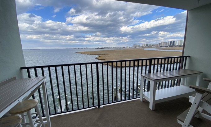 North Ocean City Condo | ★ Sleeps 6,Linens &Towels✓ Free Parking✓ Sunset View✓ Smart TVs✓ Pool ✓