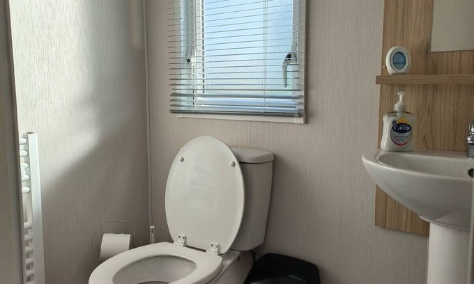 Porthcawl House | Sleeps 6, Onsite Parking