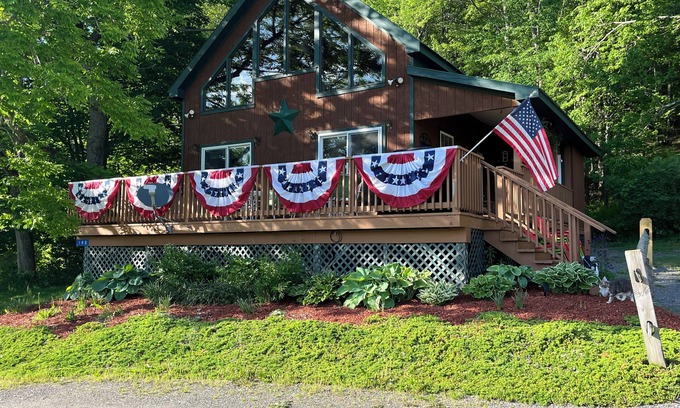 Hartwick Cabin | Sleeps 7-10, Hot tub, High Speed Internet, Team Parties Welcome!