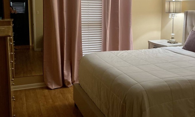 Sherwood House | Sleeps 7, cozy, close to downtown LR
