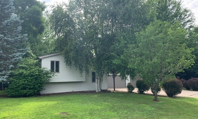 Oshkosh House | Sleeps 8, 4 miles to EAA, Central Air