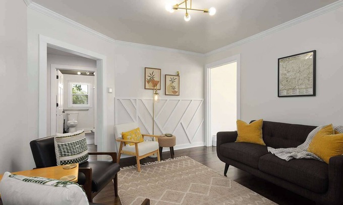 Lee's Summit House | Sleeps 8 KingBeds Walkable to Downtown Lees Summit