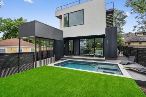 Barton Heights House | Sleeps 8 Luxury Home near Zilker