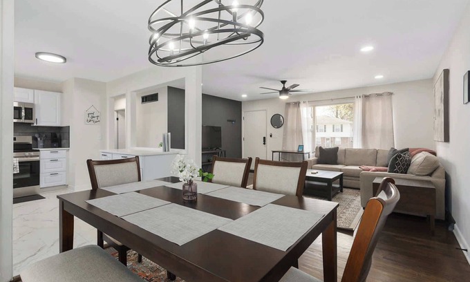 Lee's Summit House | Sleeps 9 Kings Beds w/TV's Steps to Shops