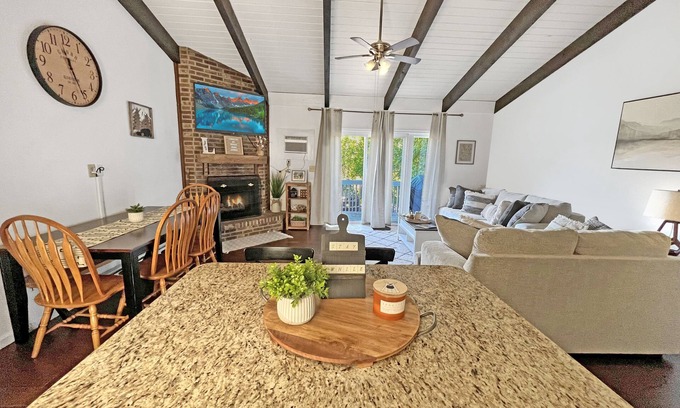 Lake Harmony House | sleeps up to 8 people. 5 mins from ski resort, sauna&fireplace!