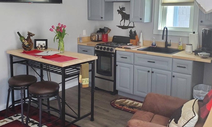 Campton Cabin | Sleepy Hollow Cabins 1 bedroom, 2 people, queen bed