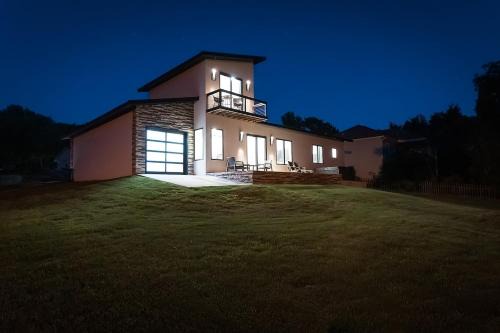 Bella Vista Ski Chalet | Slickrock Chalet Contemporary Pet friendly Hot tub