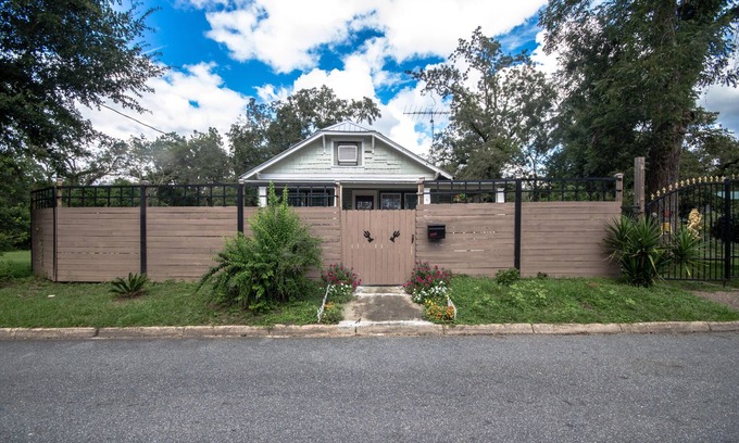 Tallahassee House | Sloane's Garden Home - Downtown-Executive Home