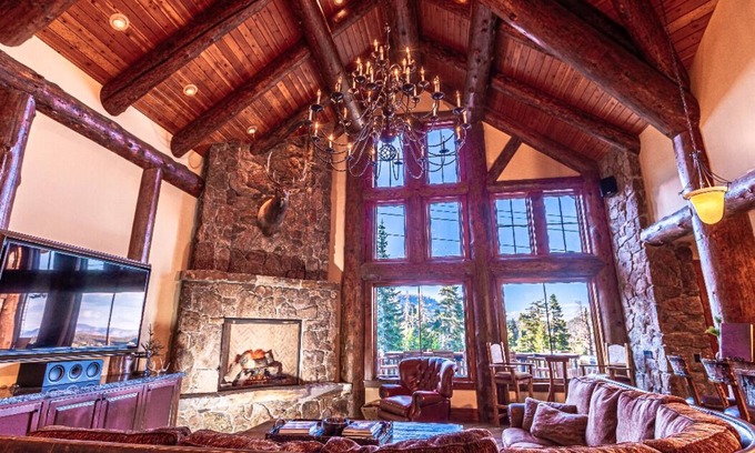 Mammoth Lakes House | Slope side spacious yet cozy Mammoth House