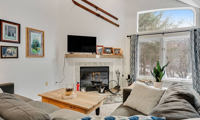 West Dover Condo | Slopeside condo with nearby skiing, balcony, fireplace, & washer/dryer