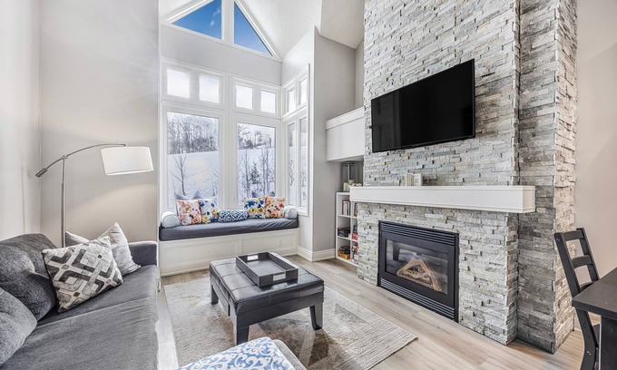 The Blue Mountains Condo | Slopeside Hideout - Walk to the Village/King Bed