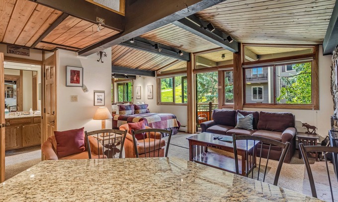 Snowmass Village Condo | 🏔️Slopeside~Hot Tub~Top Floor~Studio Standard 413🏔️
