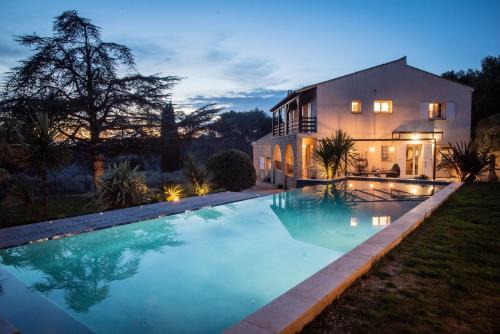 Saint-Chamas Villa | Slpendid villa with heated pool and Jacuzzi for 12 people in Saint-chamas