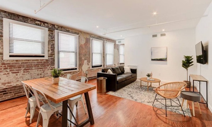 Downtown Memphis Apartment | SM 203 · Super Central Location! Historic but Modern!