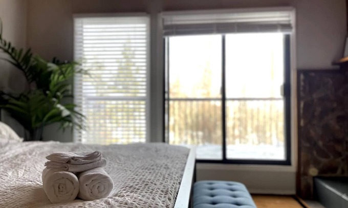 East Kootenay Condo | Small Cabin, Big Comfort. Ski-in/Ski-Out, Hike, Bike & Chill. Hot Tub & Sauna.