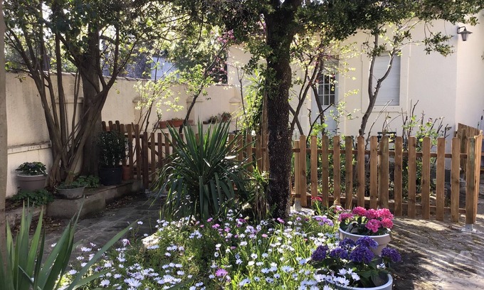 Cadereau House | Small detached house with fenced garden area! All in comfort!