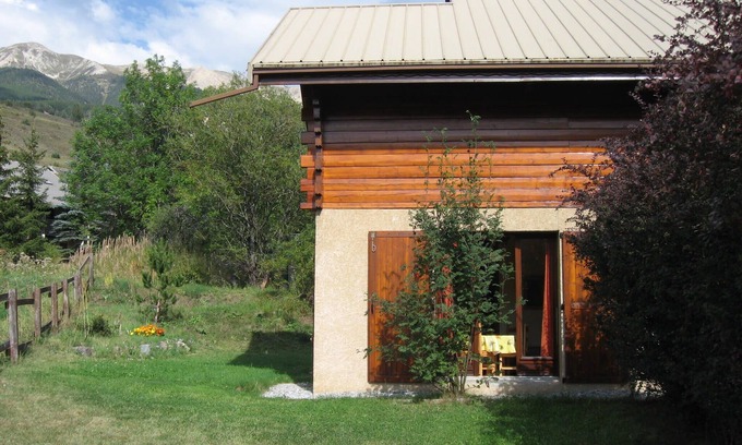 Saint-Chaffrey Apartment | Small duplex chalet with garden