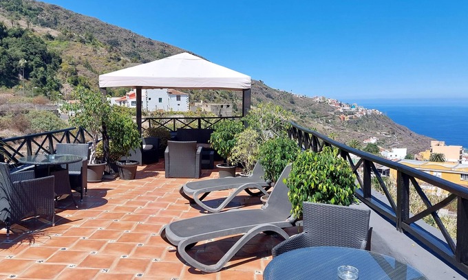El Guincho Apartment | Small economic studio (15 m²) with sea view for young people
