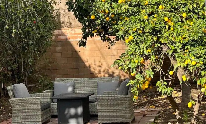 Glendale House | Small frame w/a BIG backYard.