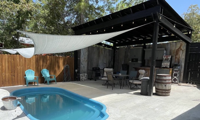 Hemphill House | Small house in Fairmount with inground pool