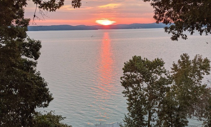 New Concord House | Small rustic cabin on KY Lake (sleeps 4)