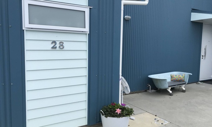 Waihi Beach Apartment | Small self contained studio with private deck, 5 mins walk to beach(vaccinated)