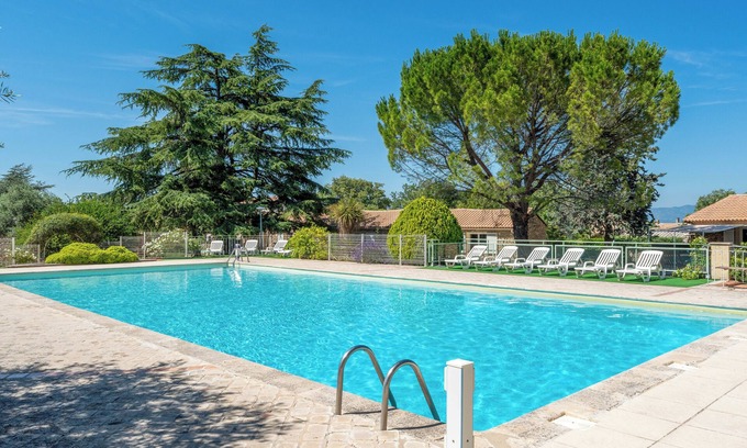 La Roque-sur-Pernes Condo | Small stone mas T2 in a tourist residence